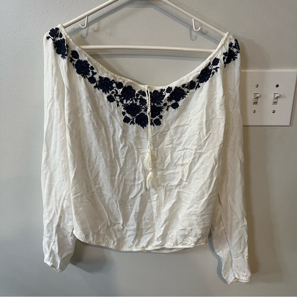 cute floral top
brand hollister
size small
good condition